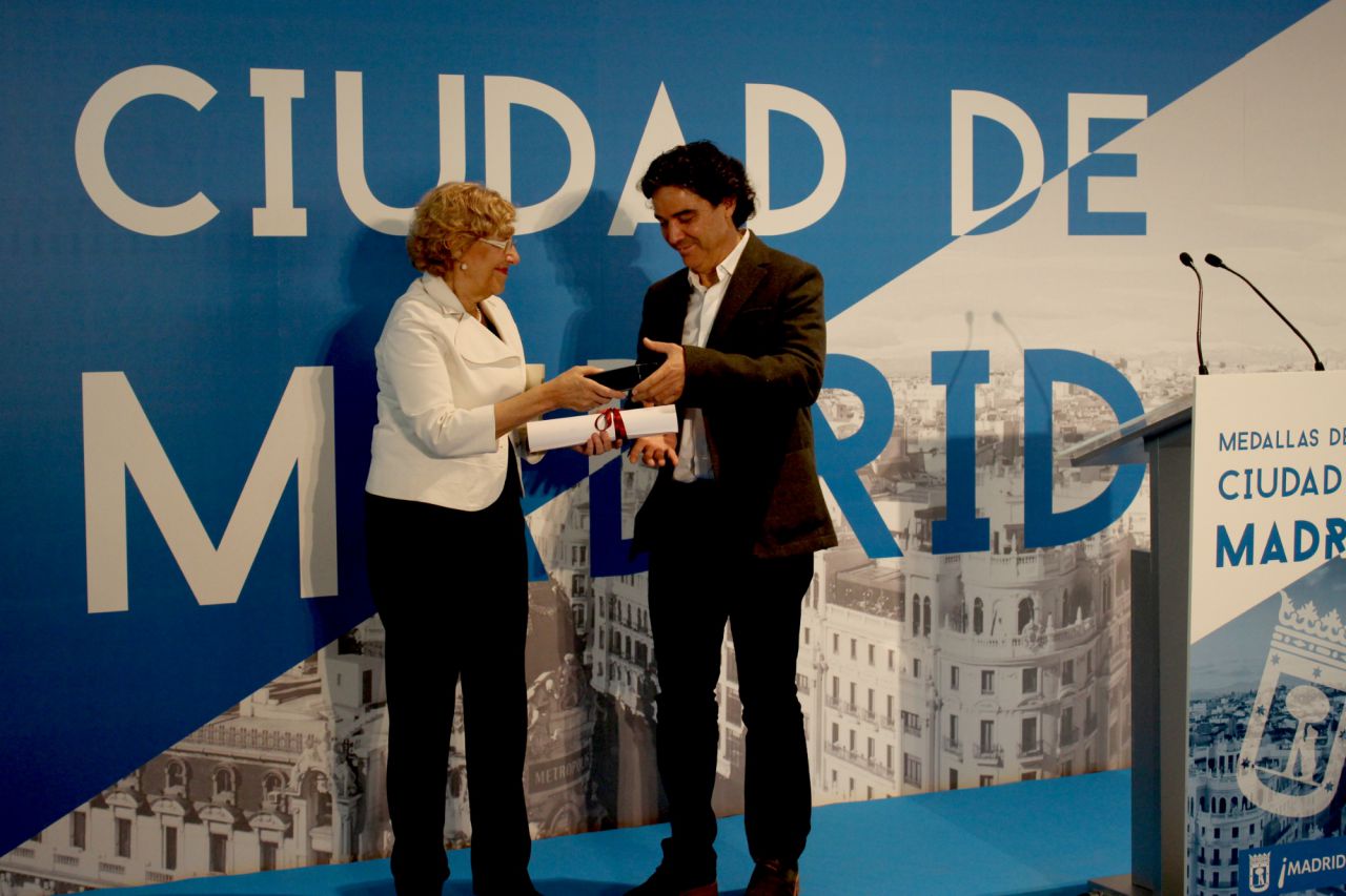 Carmena hace entrega del premio al psiquiatra Diego Figuera Álvarez.