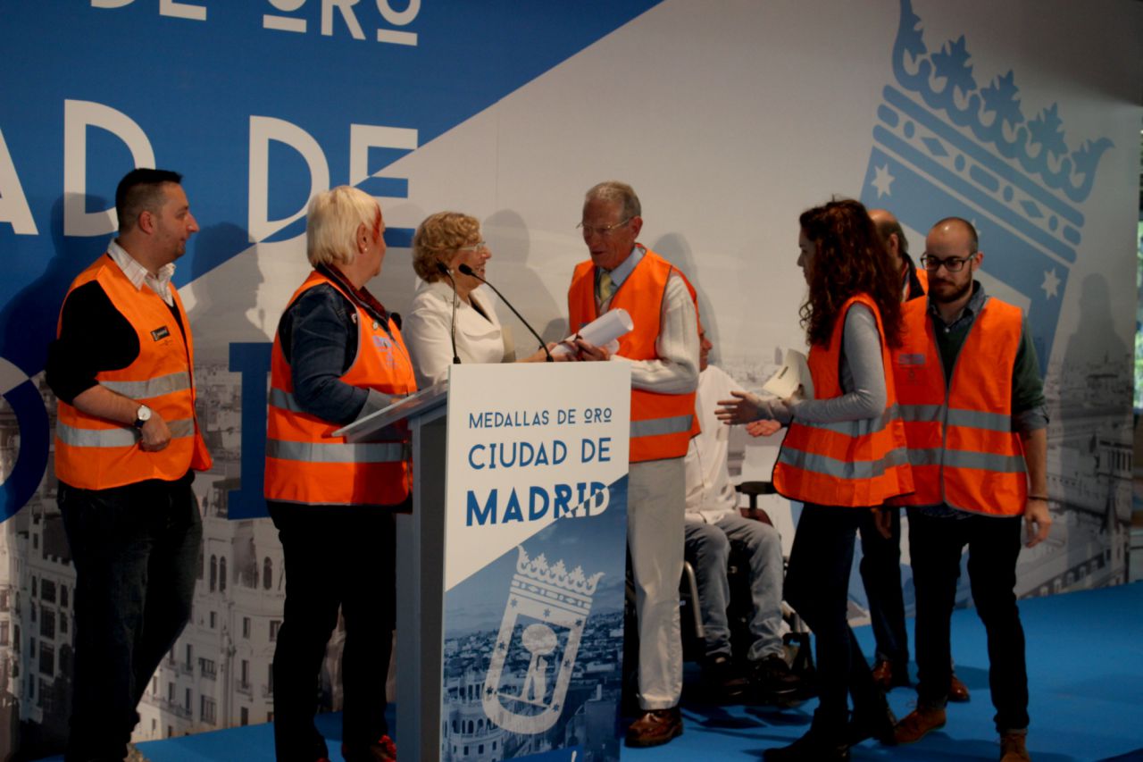 La alcaldesa entrega la Medalla a Voluntarios Madrid.