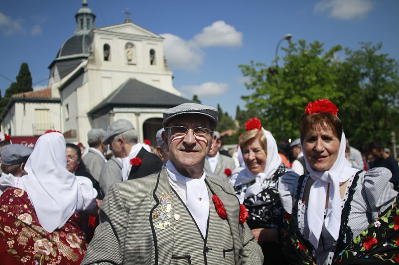Chulapos y chulapas al lado de la ermita del santo.