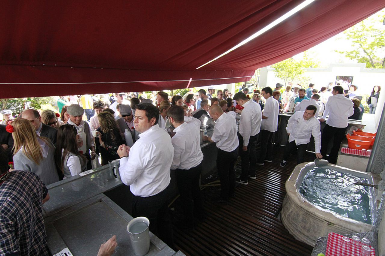 Una de las citas obligadases hacer cola para poder beber el agua del santo.