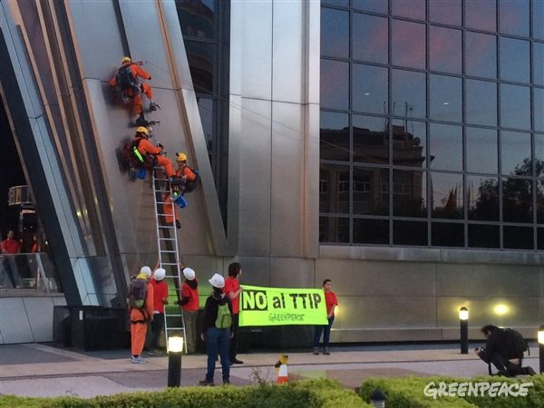 Los escaladores llevan mensajes de TTIP NO
