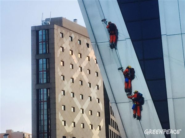 Tres escaladores por un lado y tres por otro van remontando la fachada de las Torres Kio
