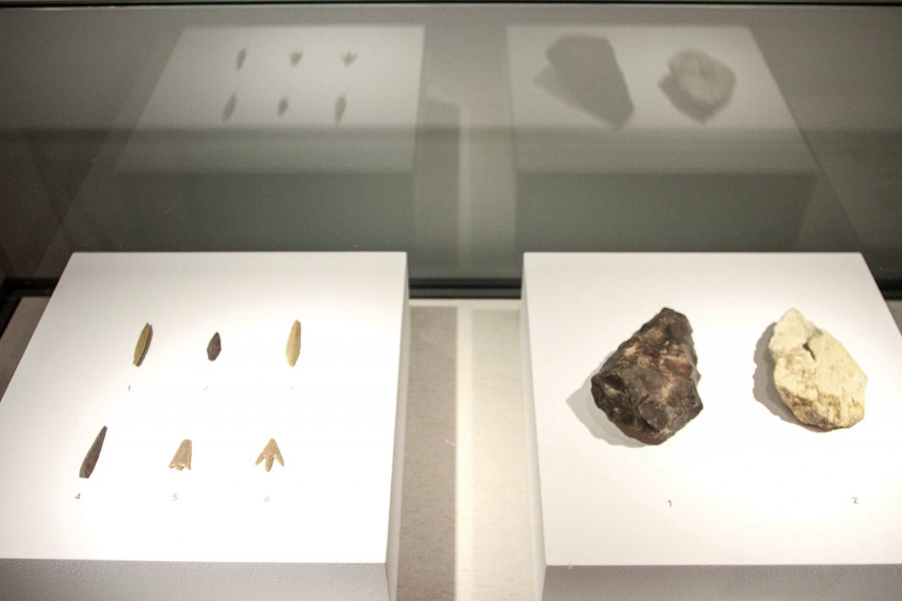 Utensilios de piedra y puntas de flecha de siílex del paleolítico