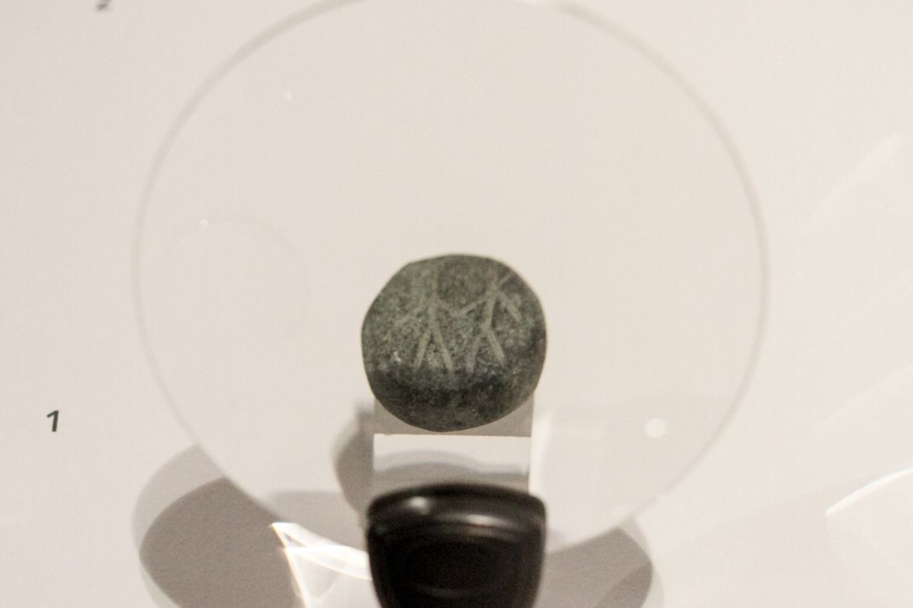 Sello de estampilla tipo Dilmun de clorita. Encontrado en Yebel Buhais y data del 1800 a.C