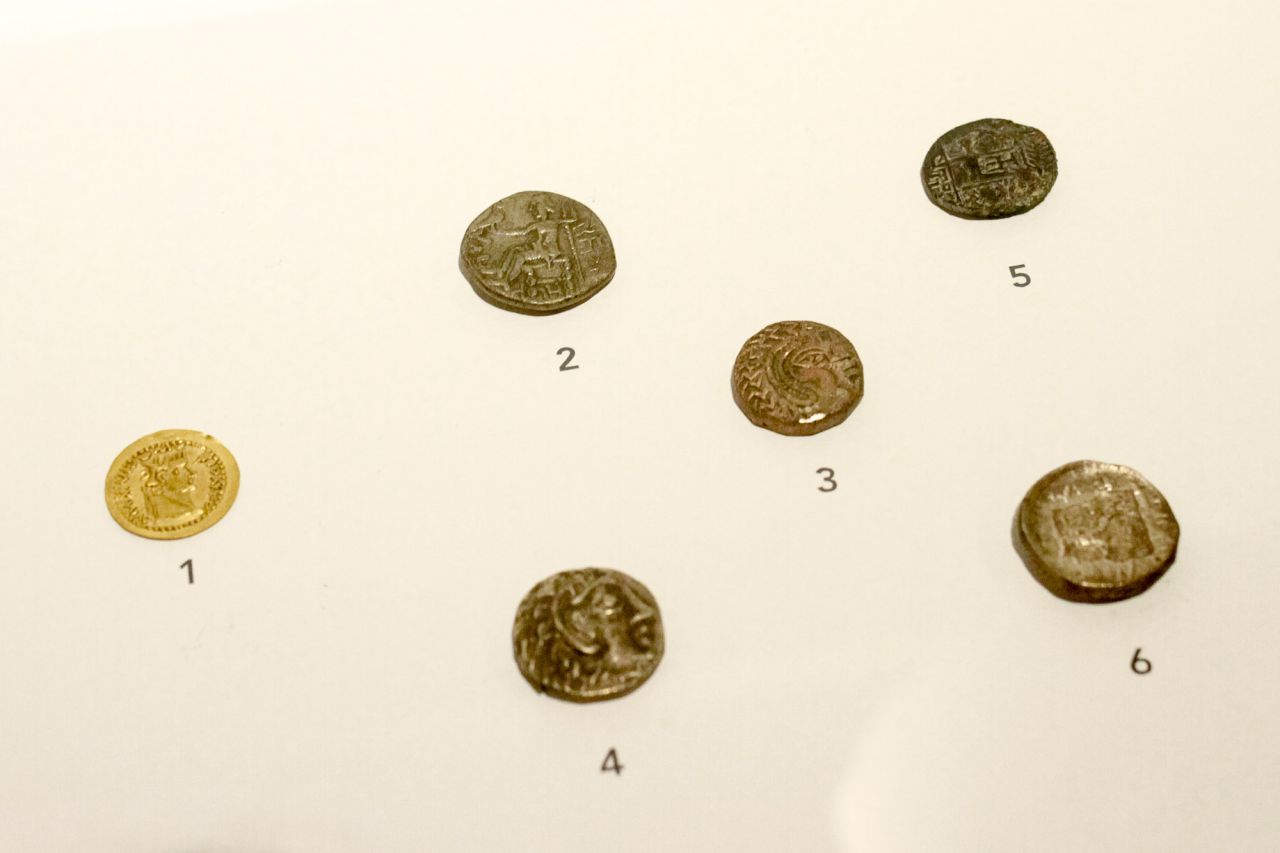 Varias monedas de oro bronce y plata