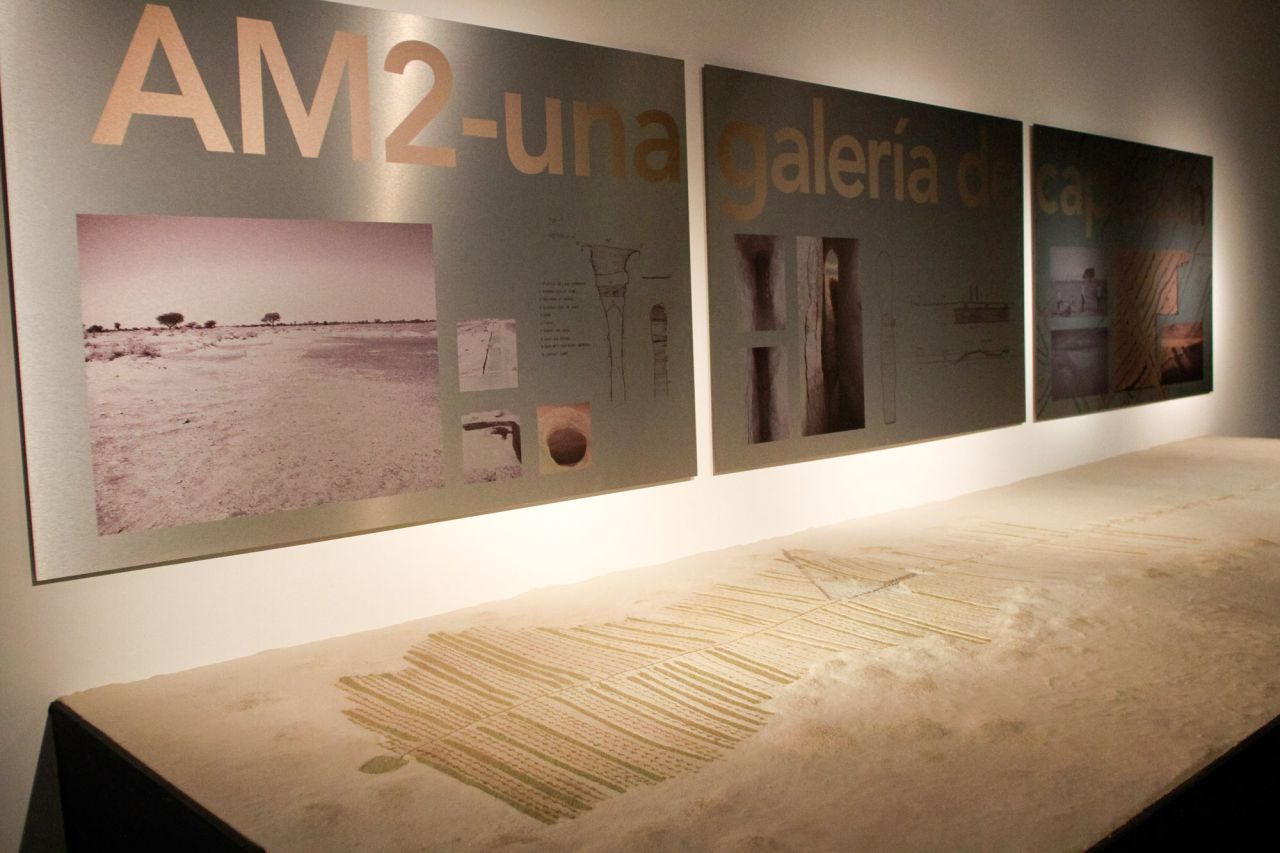 Maqueta de la vista aérea de la excavación española en este enclave de la península de Omán, donde se puede observar como era la galería de captación de aguas y cómo irrigaba al palmeral