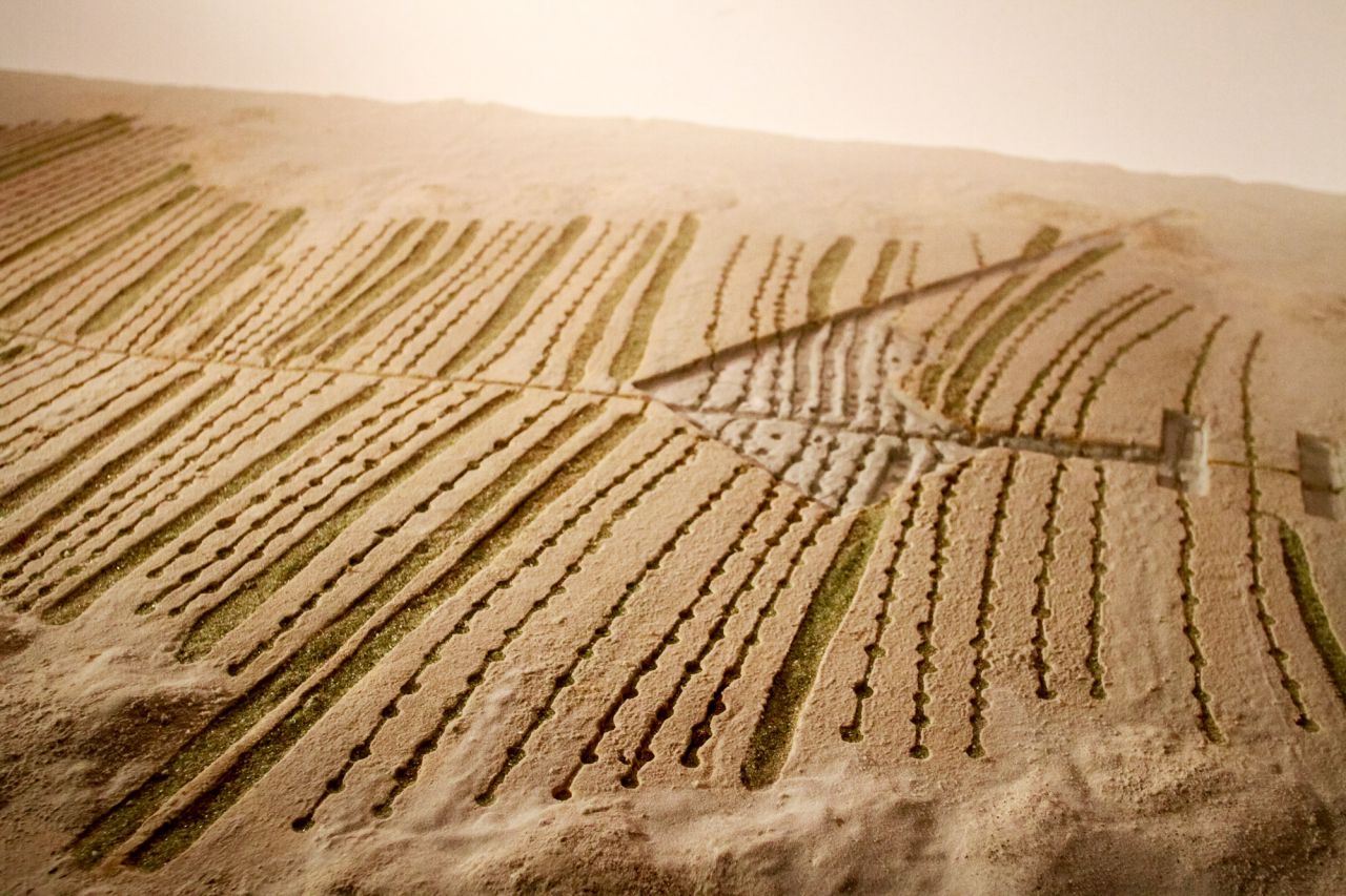 Maqueta de la vista aérea de la excavación española en este enclave de la península de Omán, donde se puede observar como era la galería de captación de aguas y cómo irrigaba al palmeral