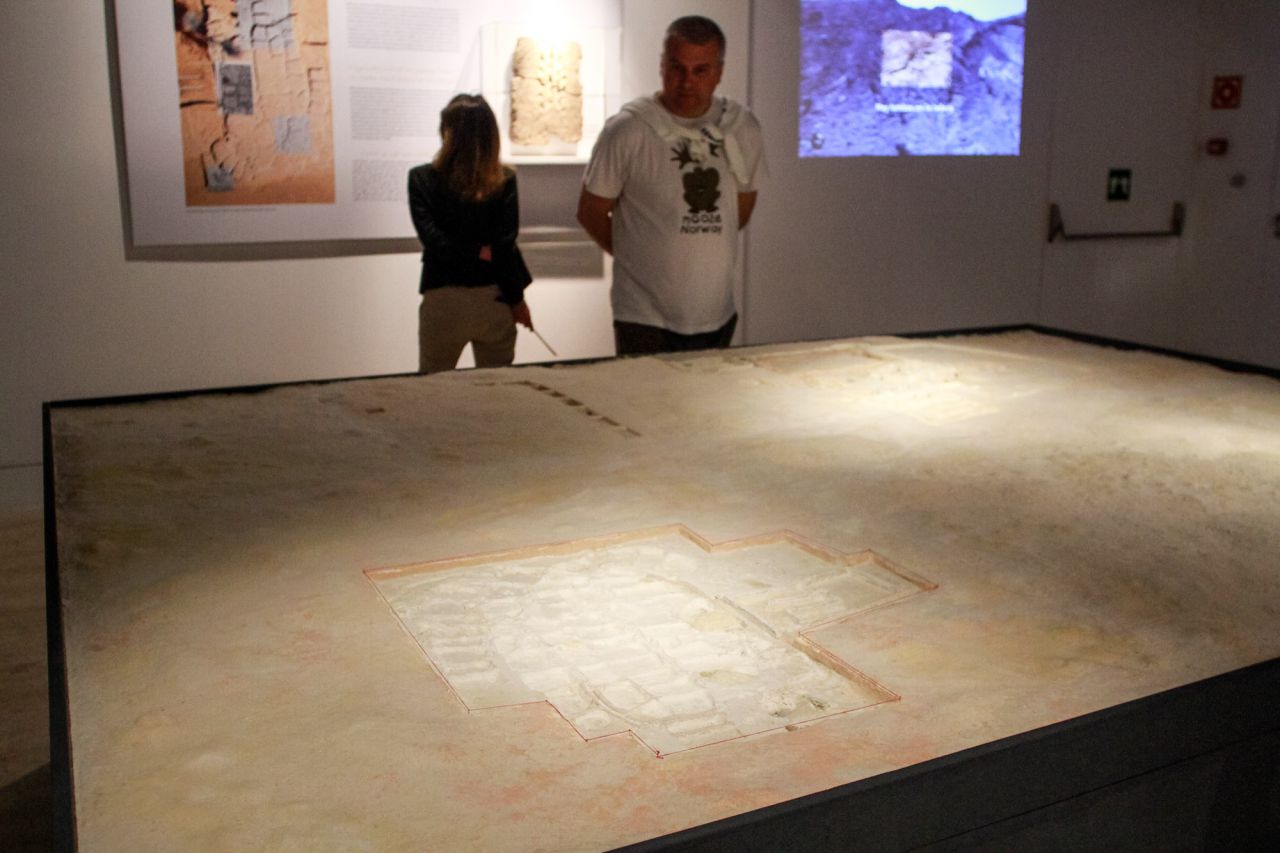 Maqueta de la vista aérea de la excavación de la zona donde se hacían los bloques de adobe para la construcción