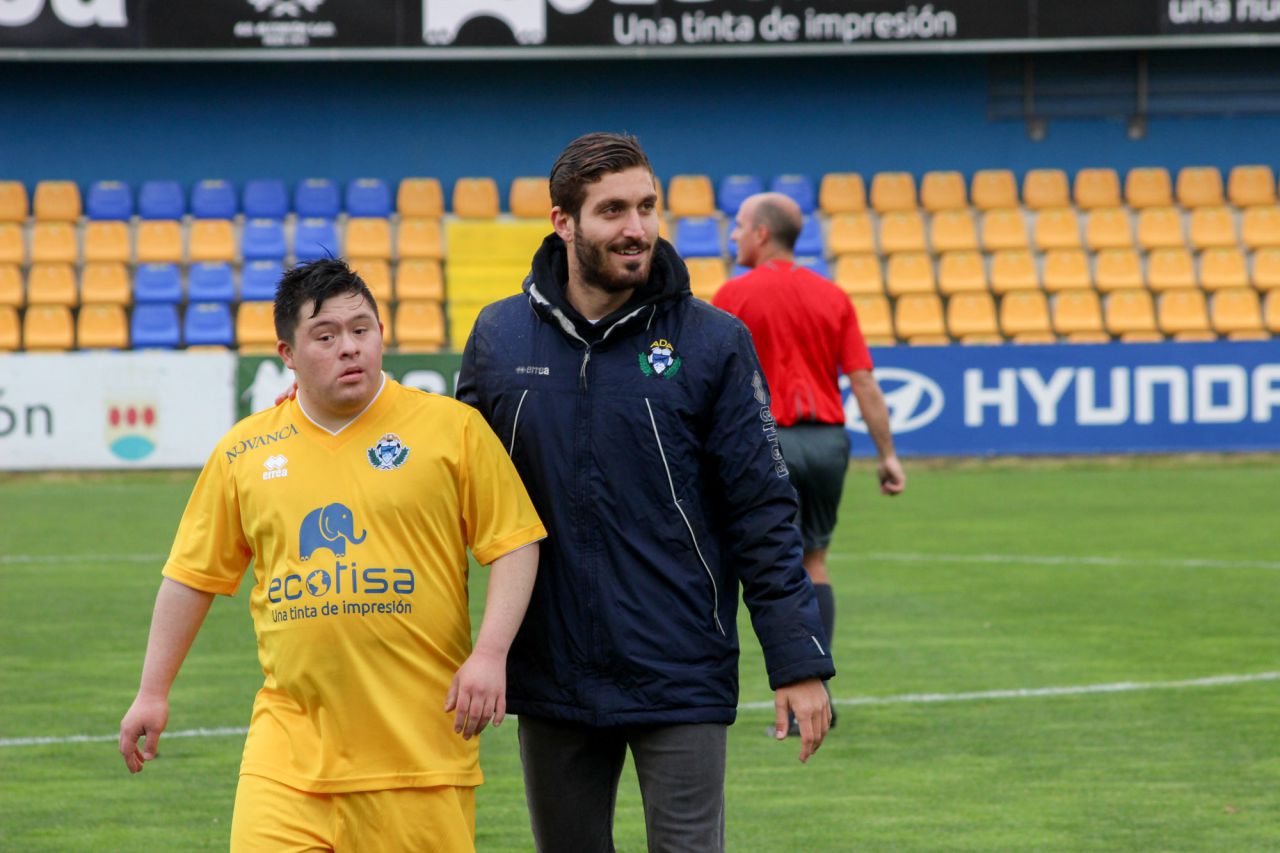 El jugador del Alcorcón, José Campaña, ejerció de entrenador del equipo amarillo.