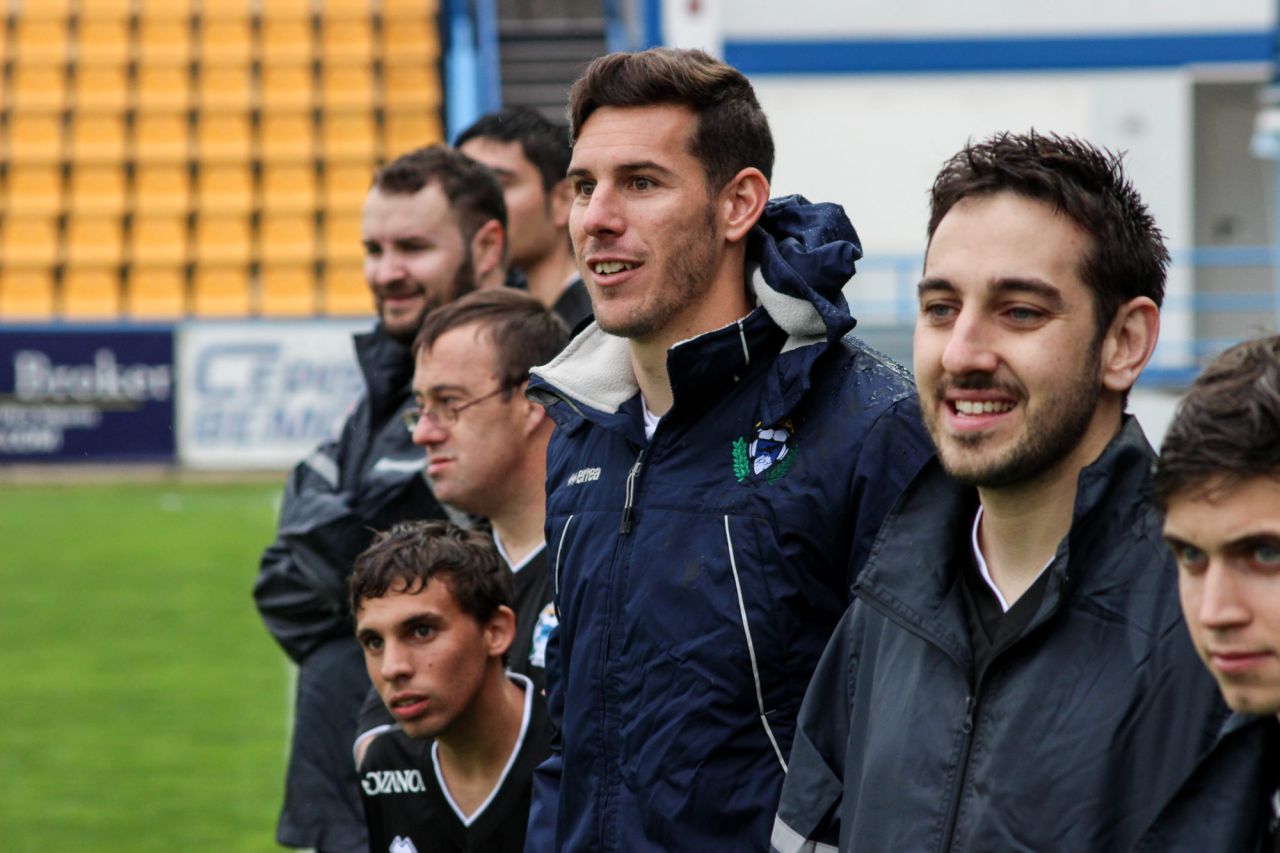 El jugador del Alcorcón, Álvaro Rey, ejerció de entrenador del equipo negro.