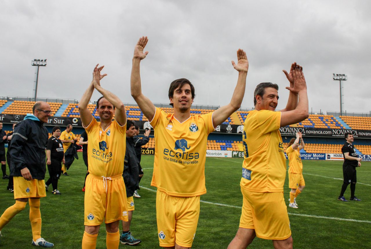 Los jugadores del equipo amarillo saludan al público que se desplazó hasta el estadio del Alcorcón a  presenciar el encuentro.