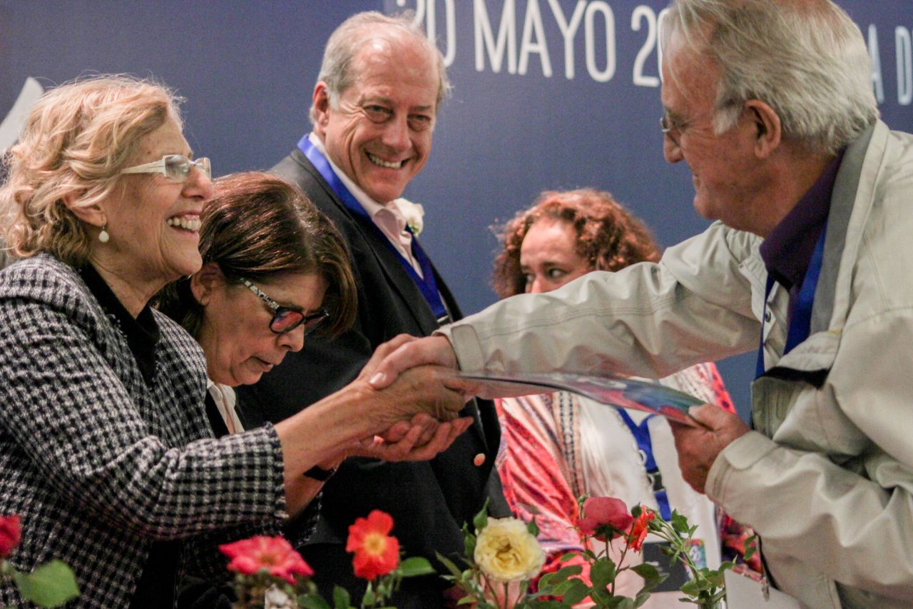 Manuela Carmena, alcaldesa de Madrid entrega, uno de los premios a un concursante.