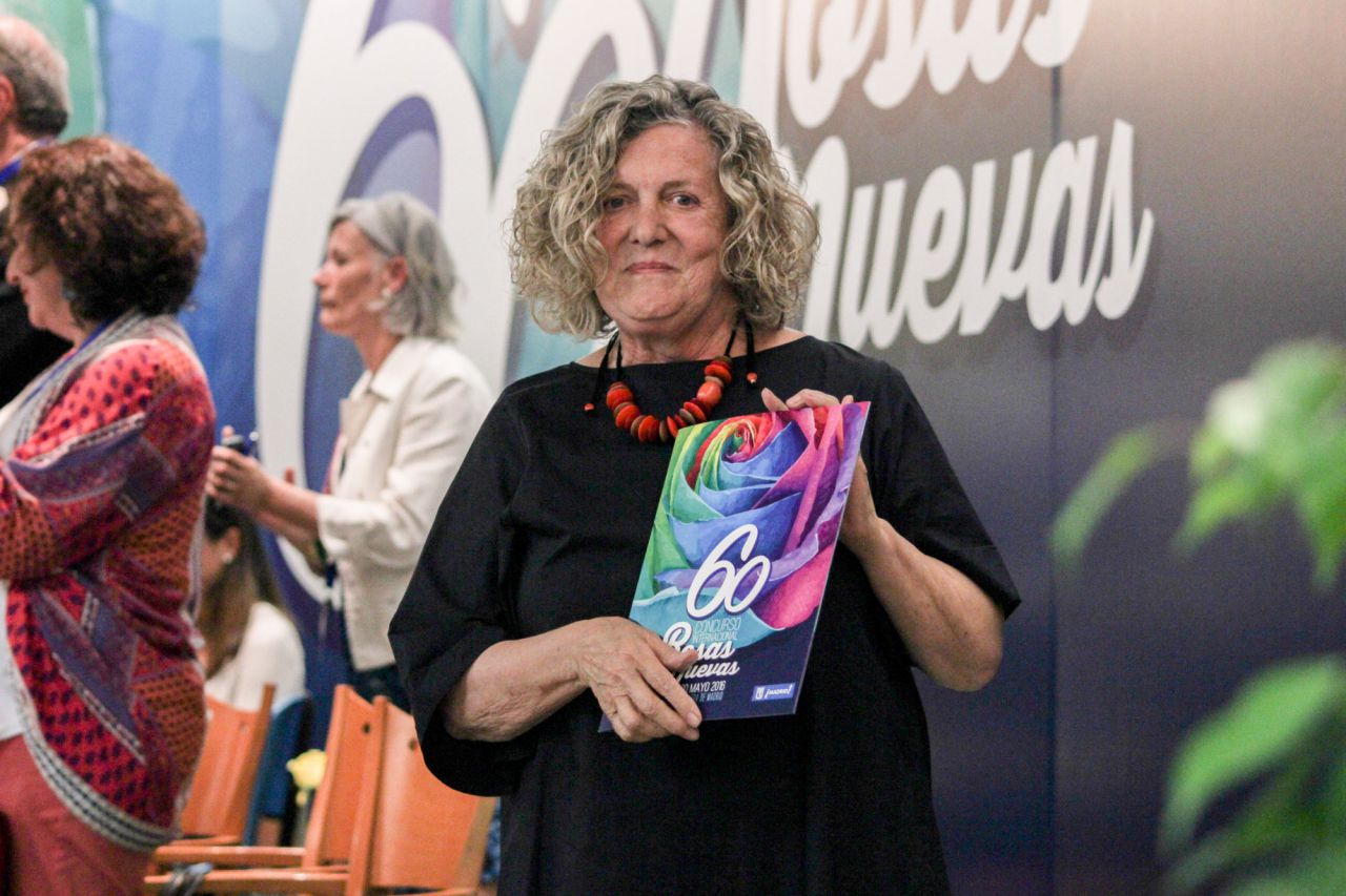Una de las galardonadas en el concurso posa con el premio.