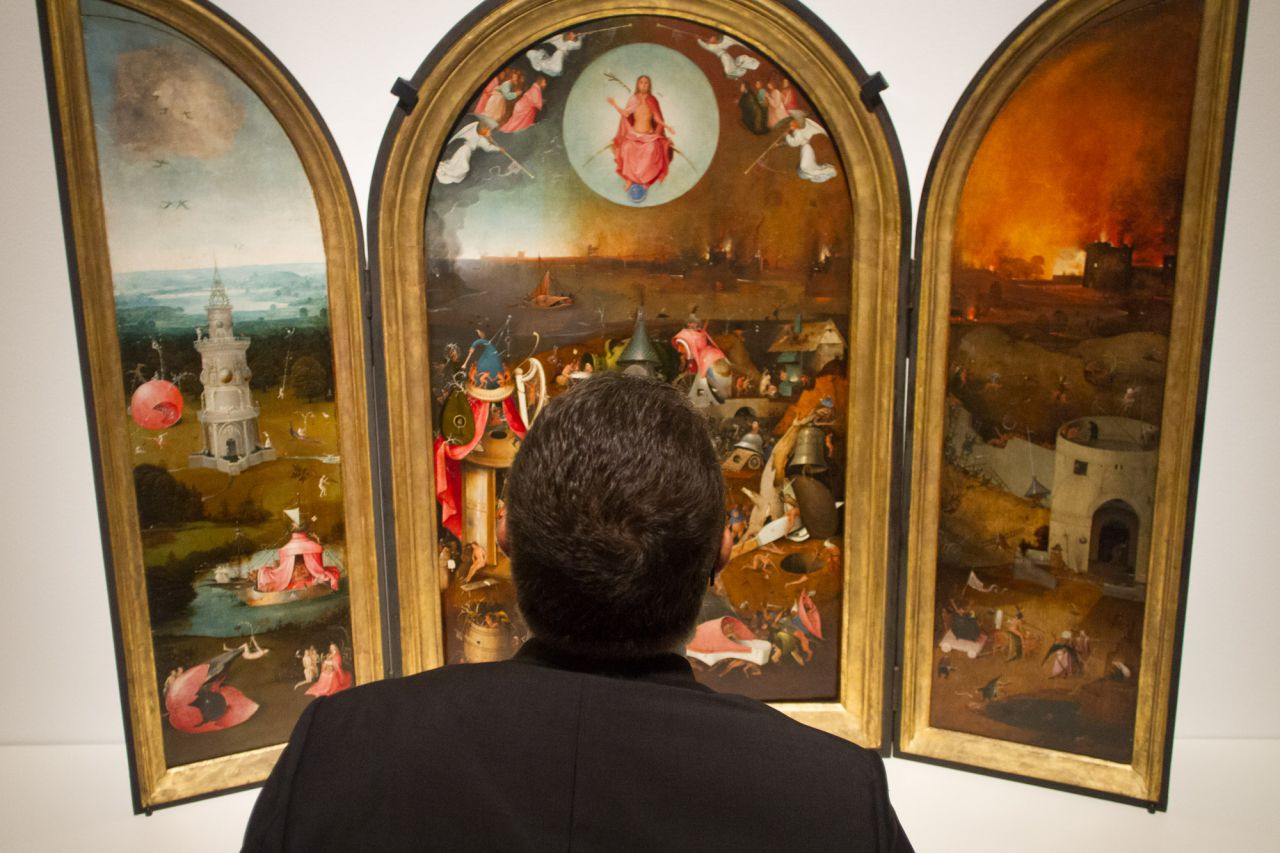 Cristo como Juez Supremo está entronizado sobre el arcoíris, con los pies encima del globo terráqueo y rodeado por cuatro ángeles que tocan las trompetas del Último Día.