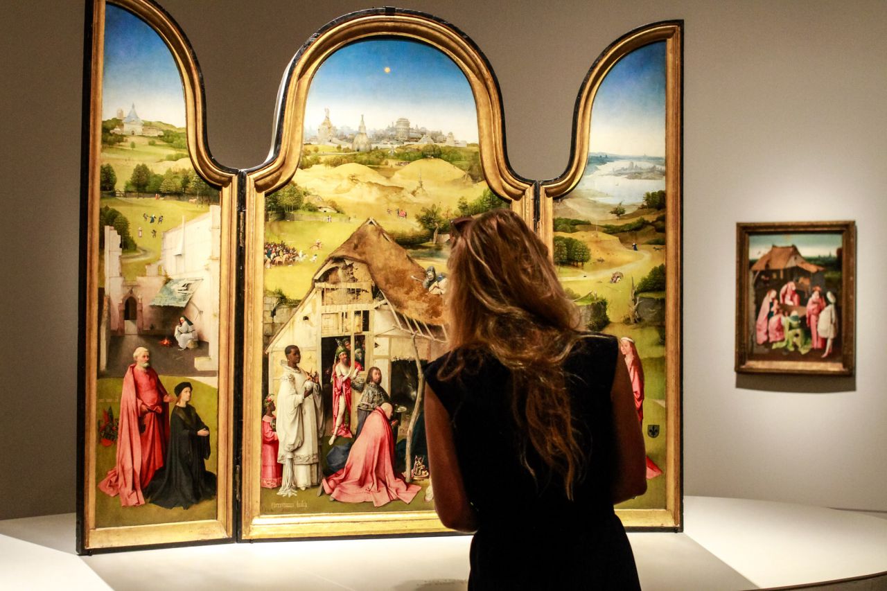 En los tres paneles interiores se muestra la llegada de la salvación al mundo y la universalidad de la rendición.