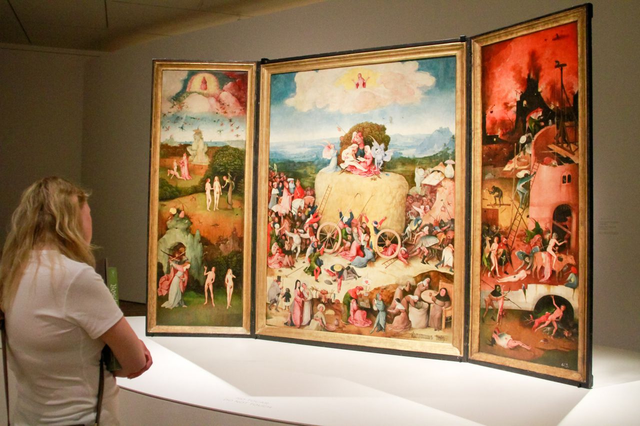 Alrededor del Carro de heno se incorporan, varios trípticos del Bosco en los que el Paraíso y el Infierno aparecen representados en las tablas laterales, aunque varíe la forma de mostrarlos.