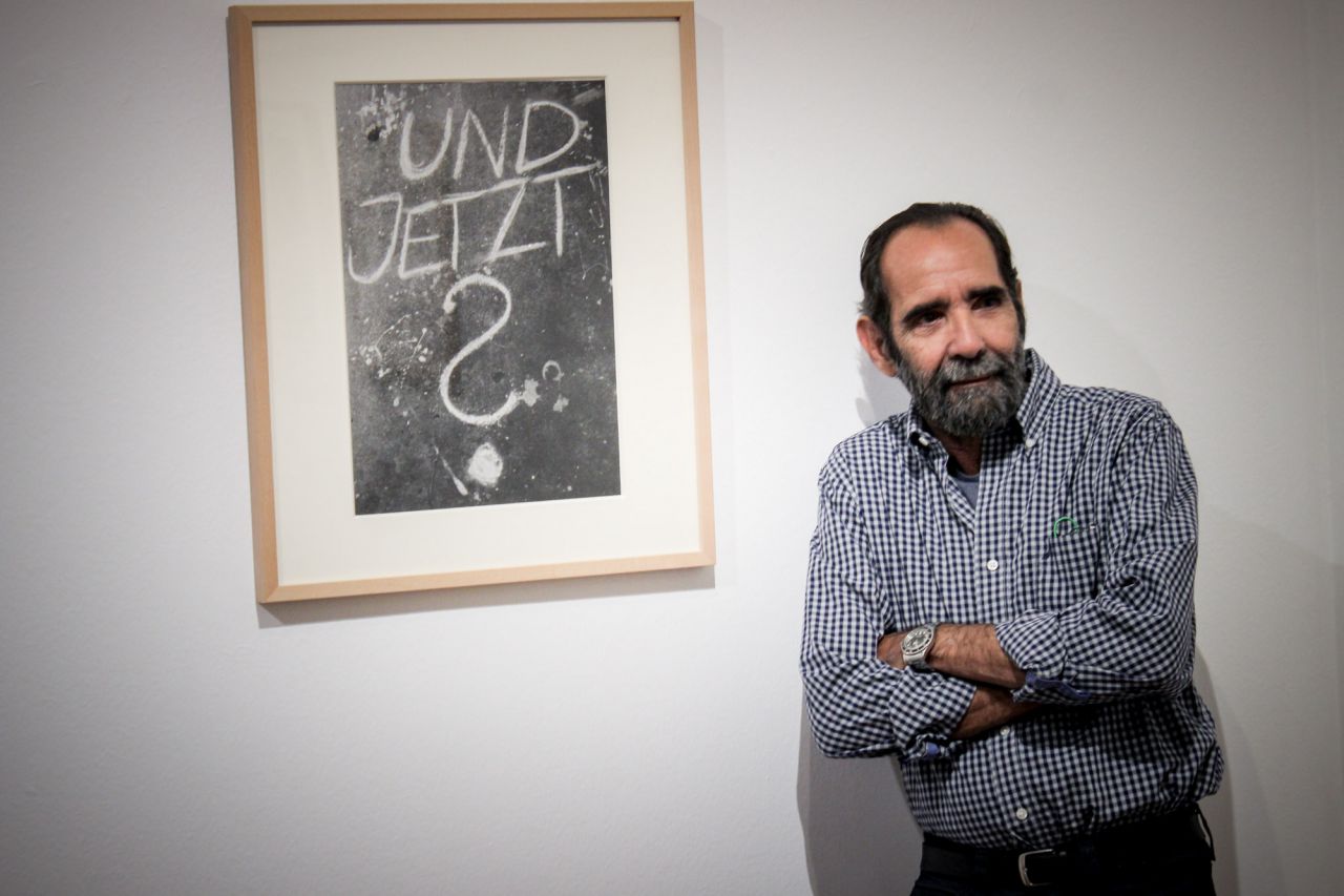 José A. Figueroa fotógrafo cubano con la obra que da título a la exposición.