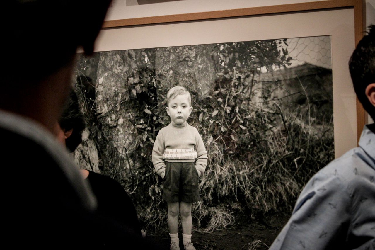 Tras una dura posguerra marcada por la escasez, el exilio, la represión y la propaganda, al inicio de los años 50 comenzó a activarse en España una fotografía conectada con el neorrealismo y el reportaje humanista.