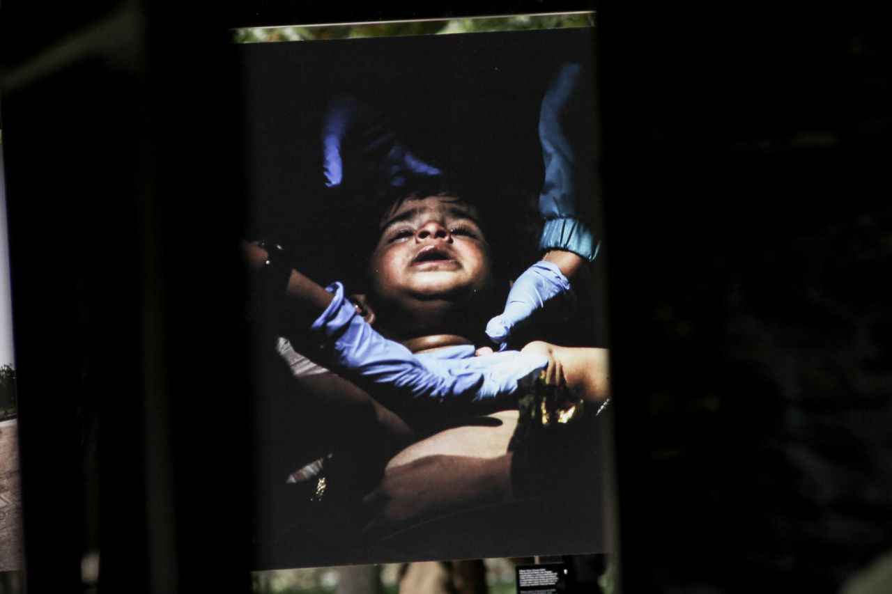 Manu Brabo (España), Sima Diab (Siria), Olivier Jobard (Francia), Pierre Marsaut (Francia) y Giorgios Moutafis (Grecia) ofrecen su visión personal del camino recorrido por familias que han tenido que huir de países en conflicto.