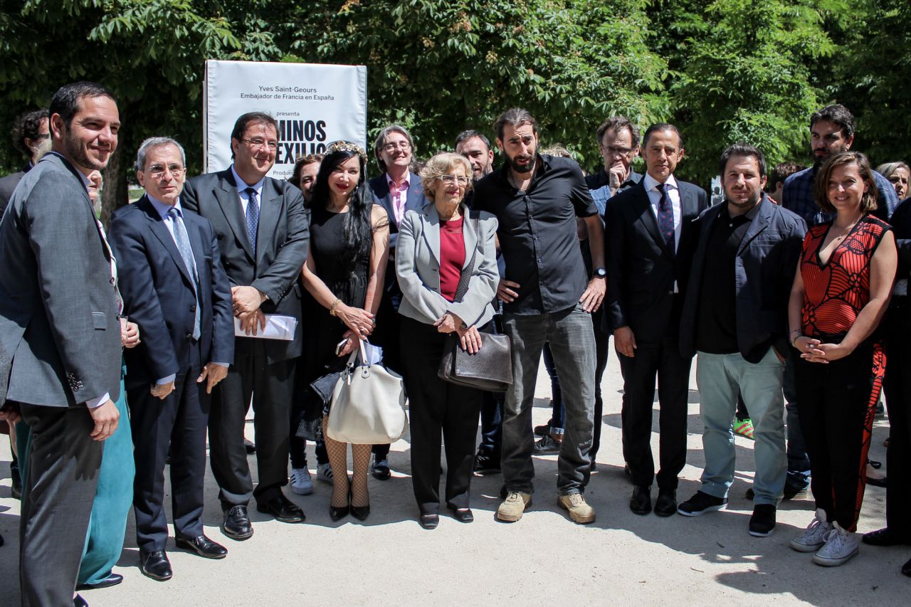 La alcaldesa Manuela Carmena junto a los fotógrafos de la obra y representantes del  Institut Français.