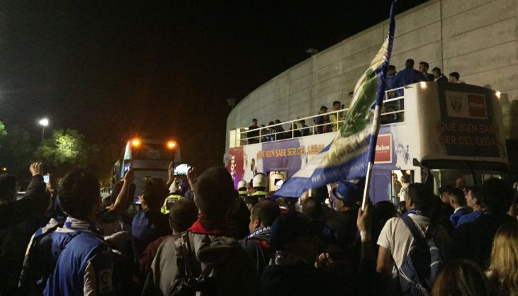 El autobús del equipo recorre las calles del municipio 