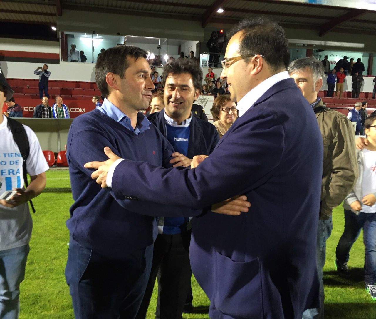 El alcalde, Santiago Llorente, felicita al entrenador, Asier Garitano