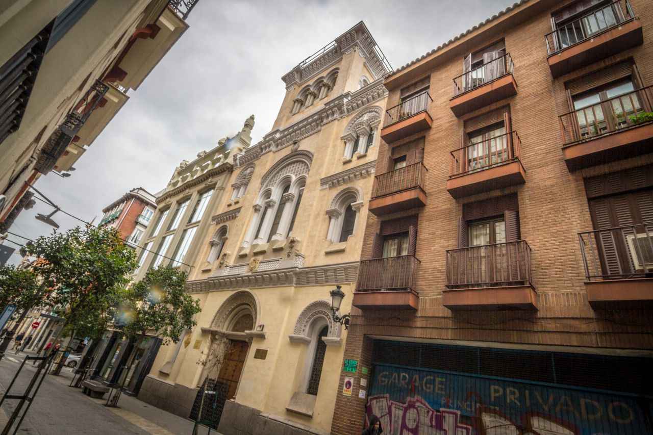 Calle Príncipe, 31: La iglesia de San Ignacio de Loyola está construida sobre el solar que ocupó el antiguo Colegio de Ingleses, fundado por César Bogacio en 1611 y fue el tercer edificio que la Compañía de Jesús estableció en Madrid. 