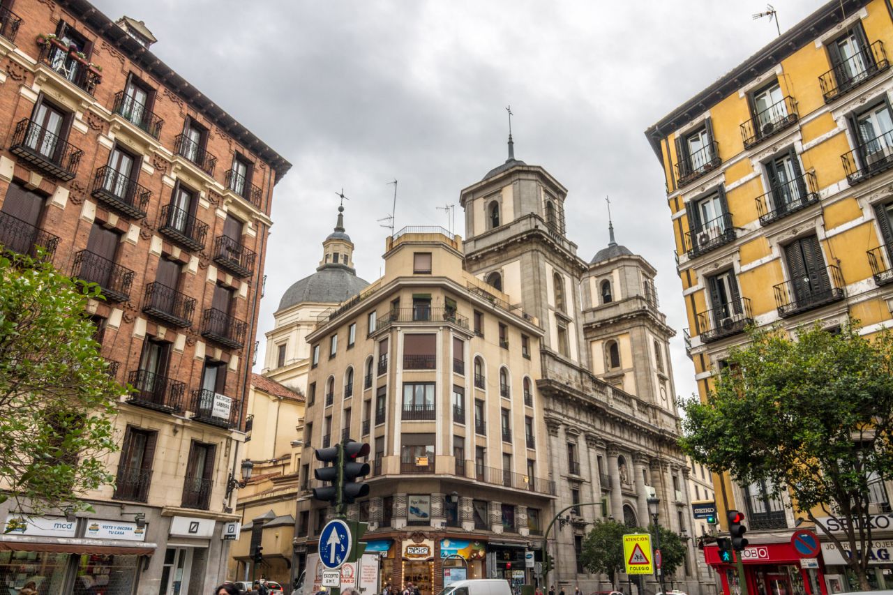 Calle Toledo, 37: Colegio Imperial de la compañía de Jesús de 1558. Actualmente es el I.E.S San Isidro y la Colegiata de San Isidro.