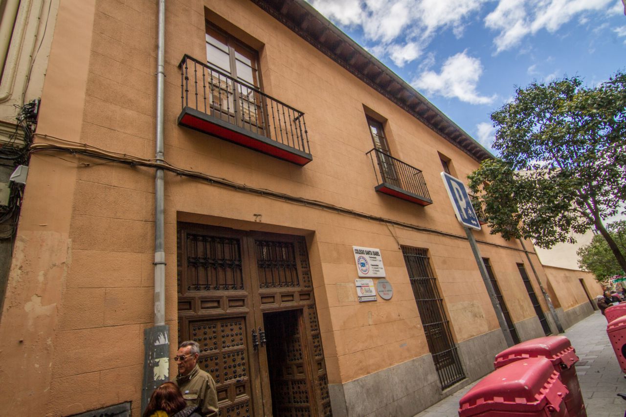 Empezó a funcionar a instancias de Isabel II, la marquesa de Malpica y la condesa de Zaldívar. Al año ta contaba con 400 niñas externas.