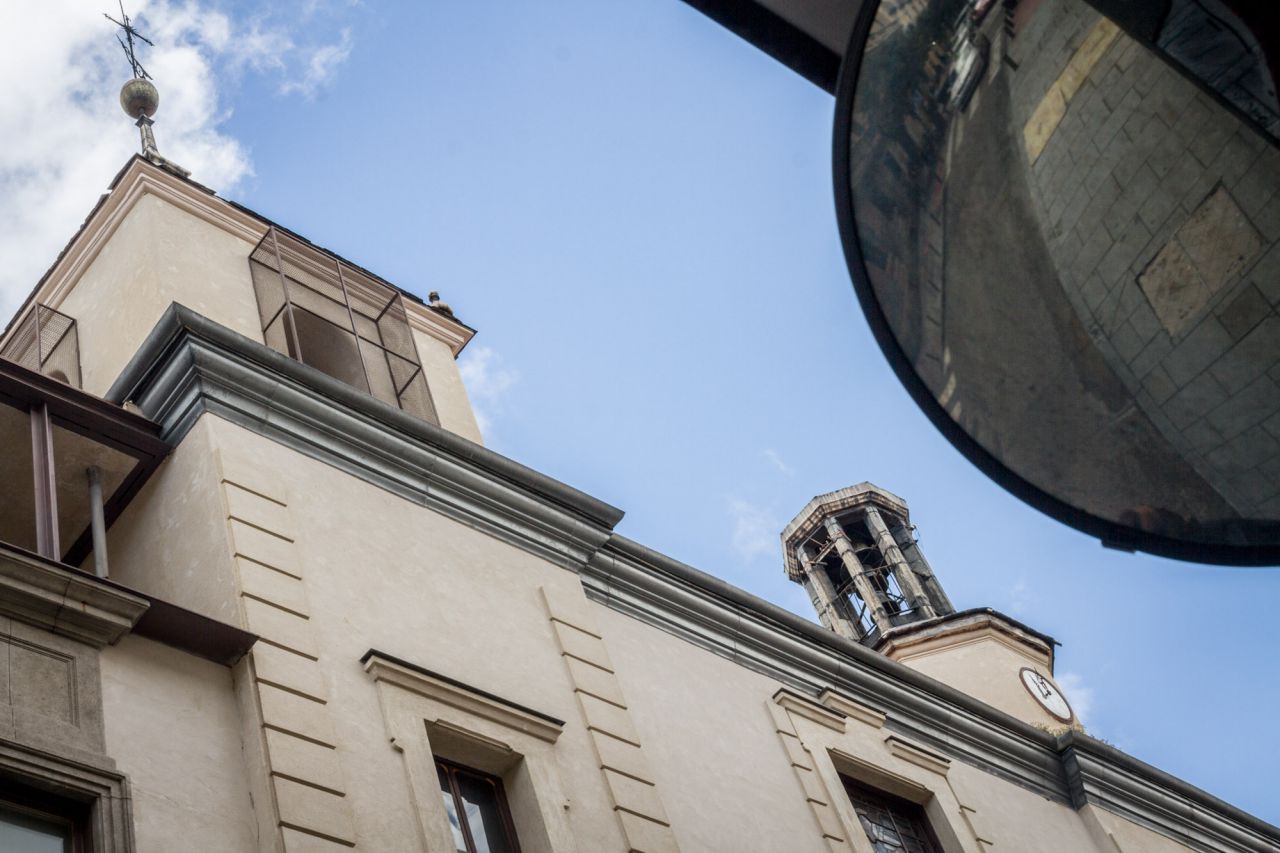 Para tal efecto, y en virtud de una donación otorgada por un tal Fermín de Vicuña, seis religiosos provenientes del colegio de San Fernando compraron unas casas en la calle San Mateo donde el 12 de junio de 1755 abrieron el llamado Colegio Calasancio. 