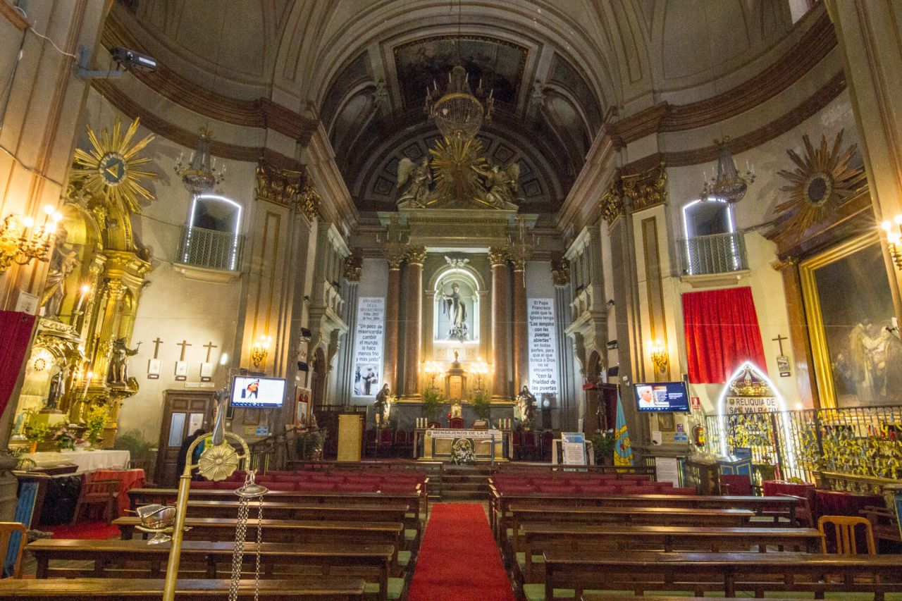 Lo más interesante del edificio es la iglesia, realizada a mediados del siglo XVIII por el arquitecto Pedro de Ribera, pero tras ser adquirido por los escolapios todo el conjunto fue objeto de una profunda reforma, llevada a cabo por el arquitecto Francisco Rivas. Los nuevos tintes neoclásicos que adquirió el edificio se hicieron a costa de eliminar las decoraciones barrocas que había realizado Ribera, sobre todo en la fachada y en el altar mayor. En uno de los altares laterales de la iglesia estuvo el magnífico cuadro que Goya pintó en 1819 sobre la Última Comunión de San José de Calasanz, y que actualmente se encuentra en el Museo Calasancio de la calle Gaztambide.