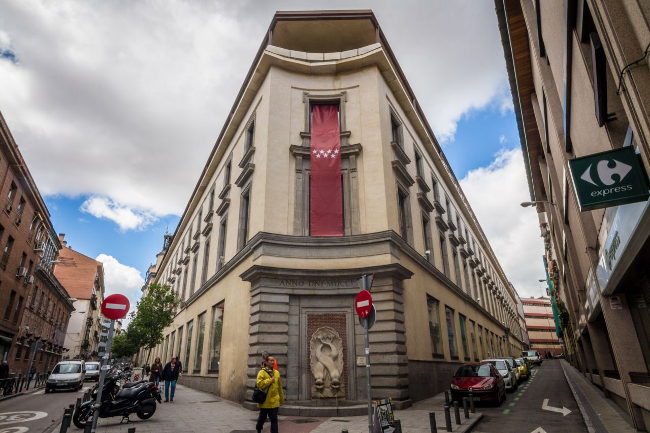 Calle Hortaleza, 69: Escuelas Pías de San Antón, del año 1753, actualmente sede del Colegio de Arquitectos.