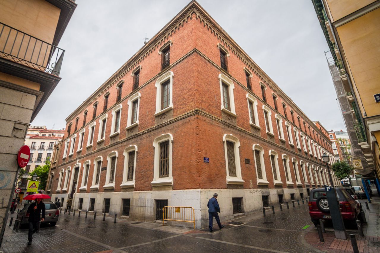 Calle Puebla, 20: Colegio de La Purísima Concepción junto a la iglesia dedicada a San Antonio de Padua del año 1889.