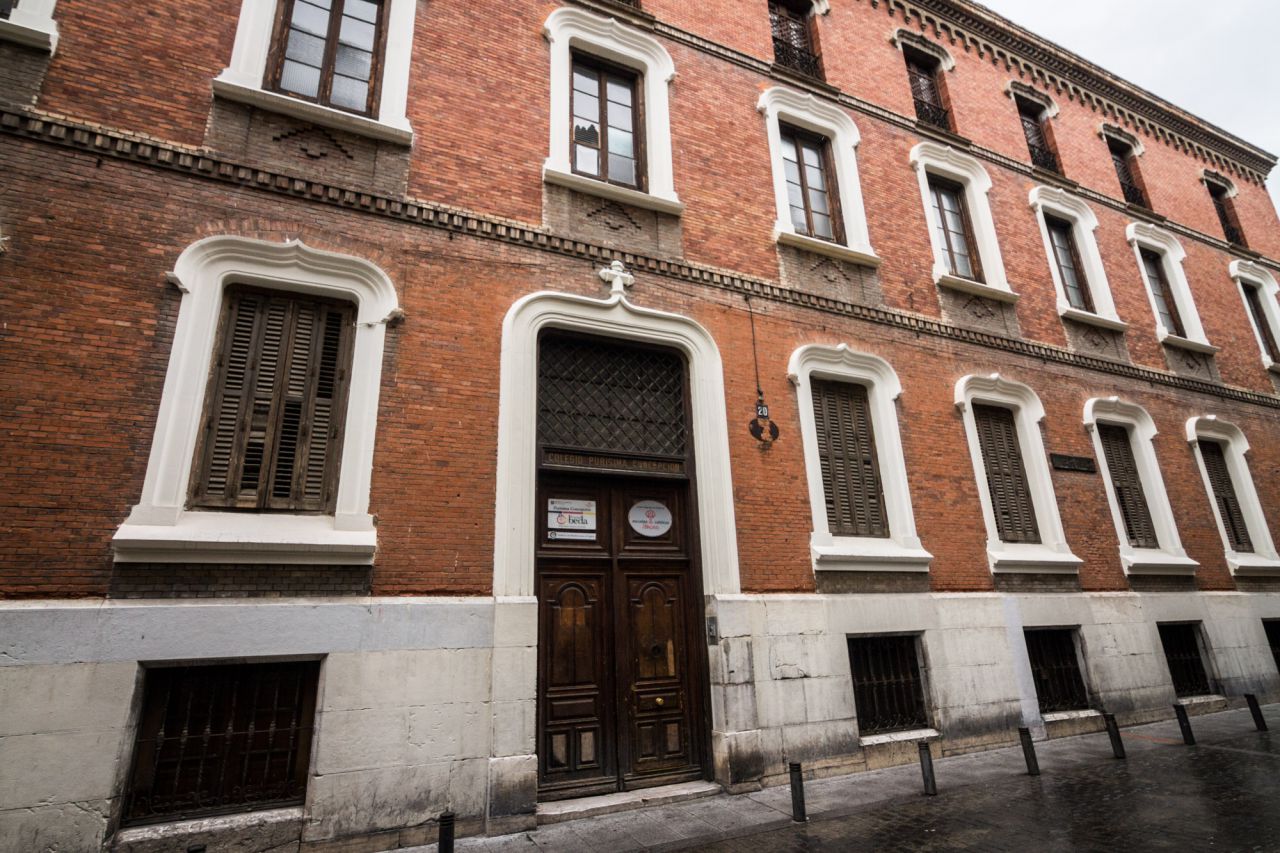 La iglesia, dedicada a San Antonio de Padua, fue fundada en 1606 por Felipe III, quien con la mediación del Consejo de Portugal, quiso ofrecer esta iglesia y hospital a los portugueses que vivían en Madrid, por lo que pronto se la conoció con el nombre de San Antonio de los Portugueses. 