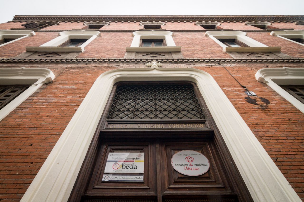 El edificio actual, que hoy en día sigue regentado por la Hermandad del Refugio, fue construido a partir de 1624 según un proyecto del jesuita Pedro Sánchez, aunque fue el arquitecto Francisco Seseña quien dirigió las obras, ayudado por Juan Gómez de Mora, a quien se le atribuye la fachada. En 1887 el exterior fue restaurado por el arquitecto Antonio Ruiz de Salces, quien dio uniformidad al conjunto formado por la iglesia y la Hermandad