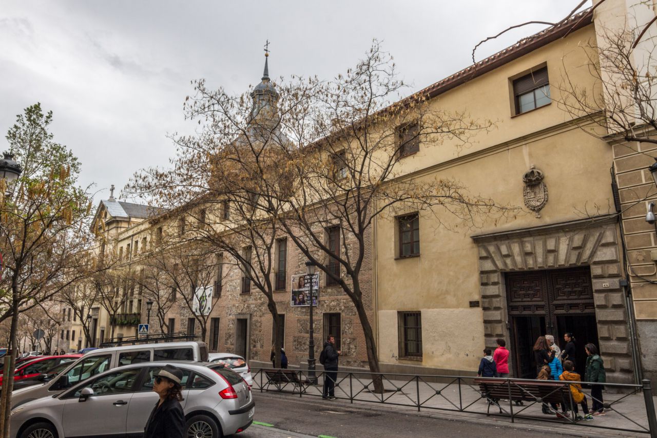 El colegio abrió sus puertas el 6 de agosto de ese mismo año con la función de educar a niños huérfanos de ambos sexos.