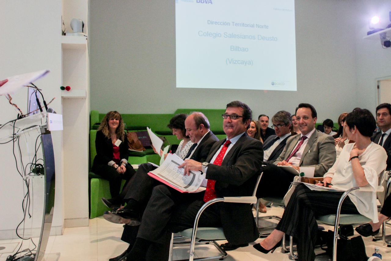 El jurado durante atiende a la exposición del proyecto de uno de los concursantes.
