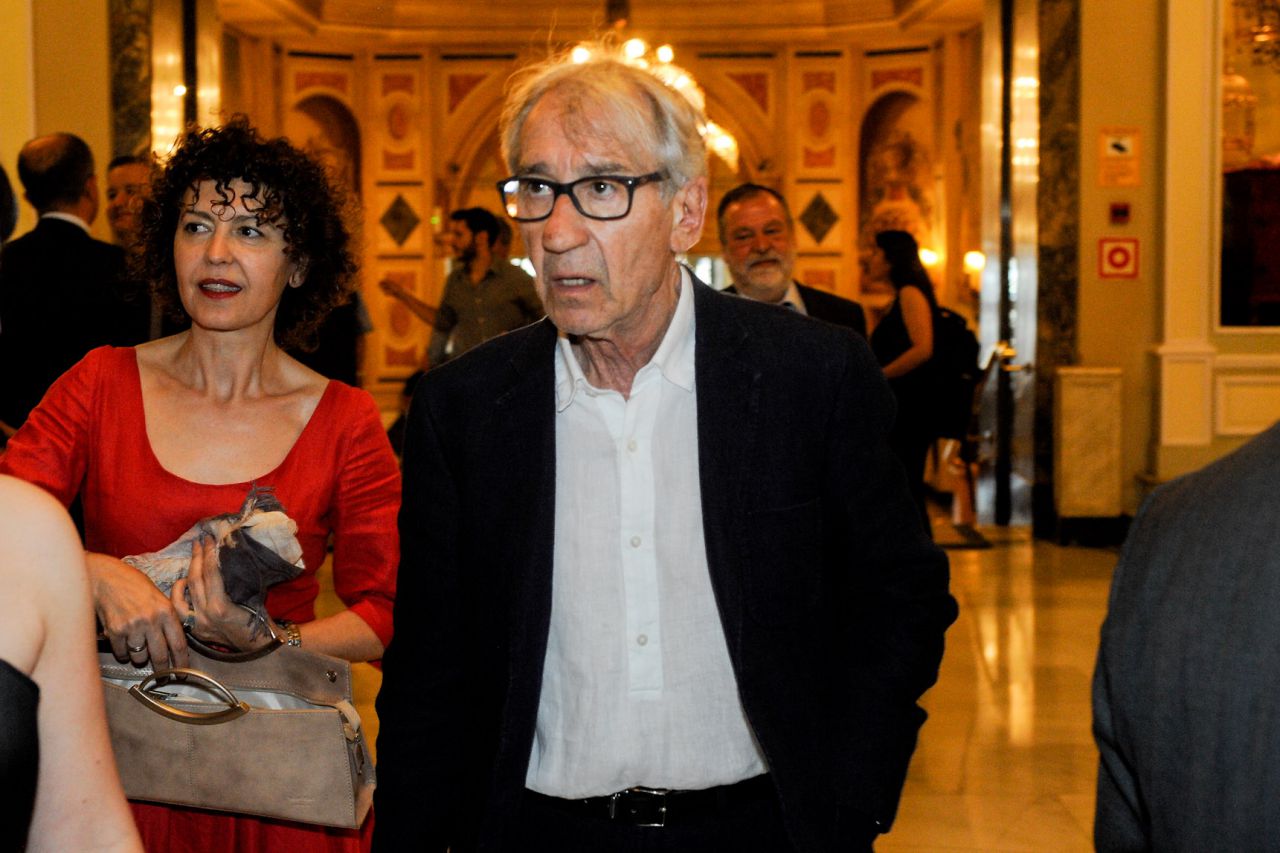 El actor José Sacristán entregó el Premio Madrid 2016 'Toda una vida' a la actriz Lola Herrera.