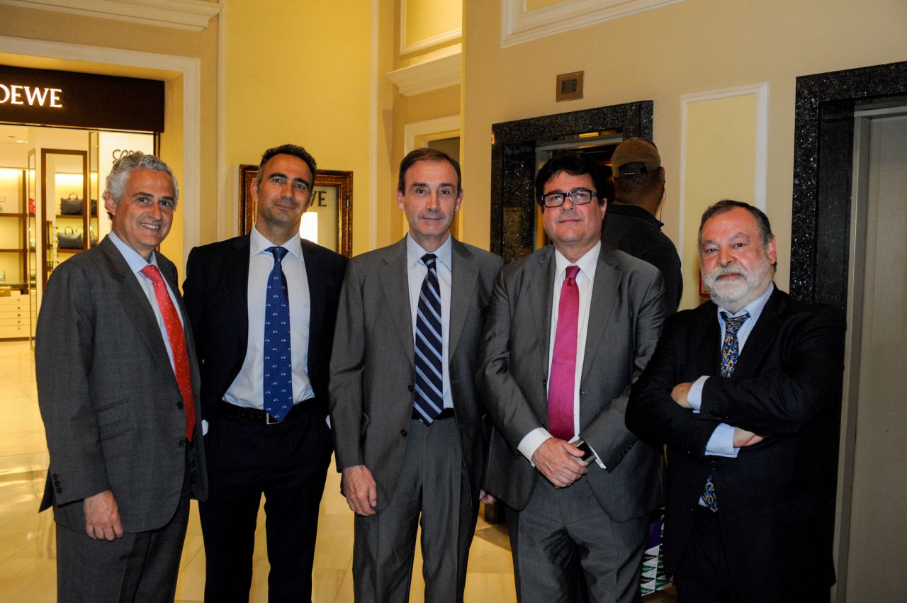José Brías, junto a un grupo de empresarios.