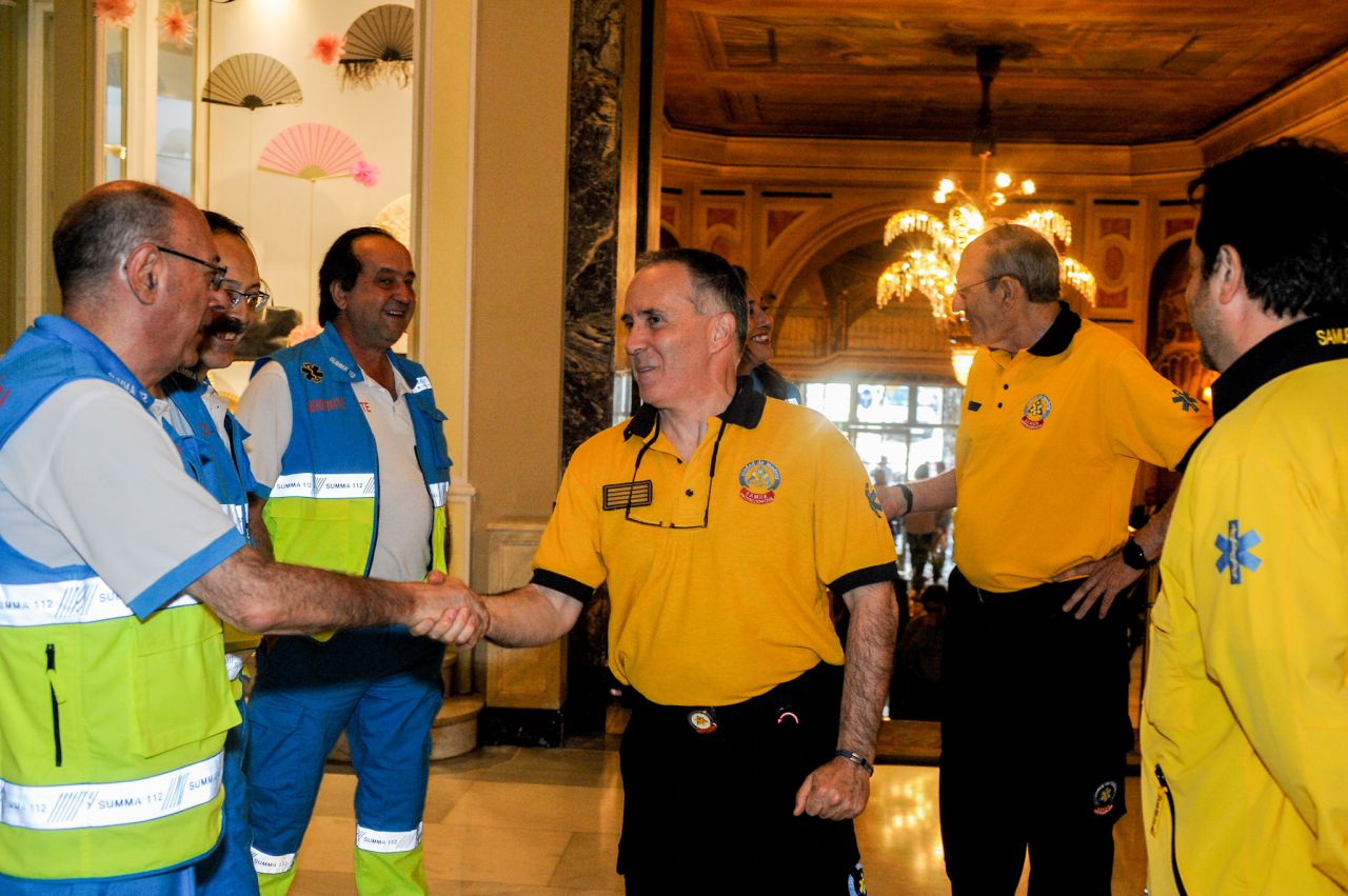 El personal del SUMMA y el SAMUR, Premio Madrid 2016 a la 'Mejor iniciativa sanitaria', se saludan.