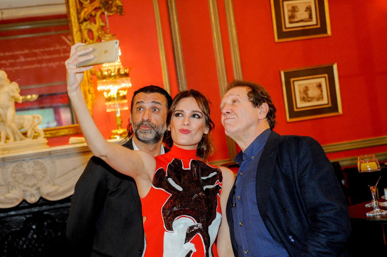 Nacho Fresneda, Mar Saura y Juan Gea, protagonistas de la serie televisiva 'El Ministerio del Tiempo' se hacen un 'selfie',