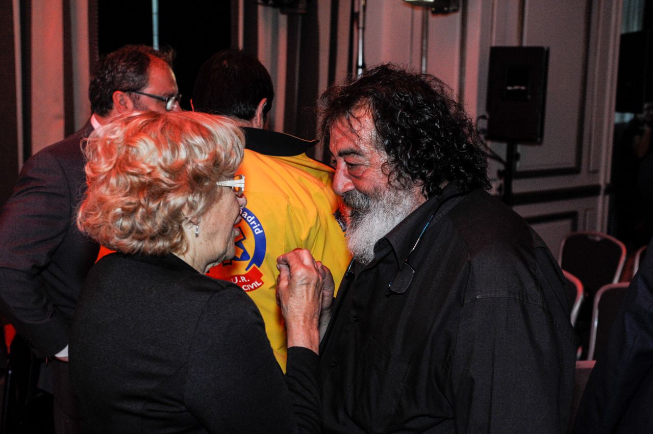 El escultor, José Miguel Utande, charlando con la alcaldesa Manuela Carmena. 