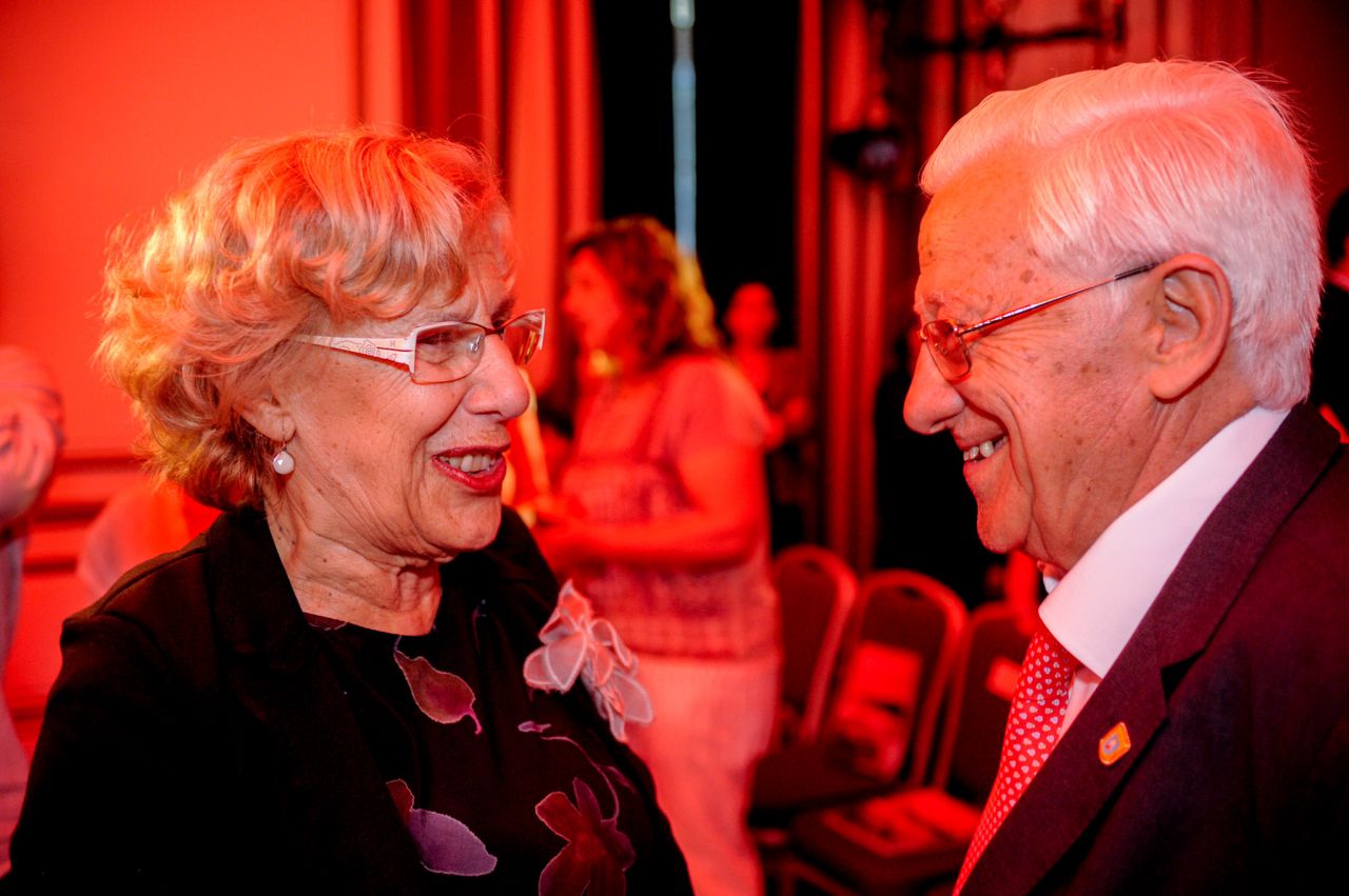 Manuela Carmena y el Padre Ángel.