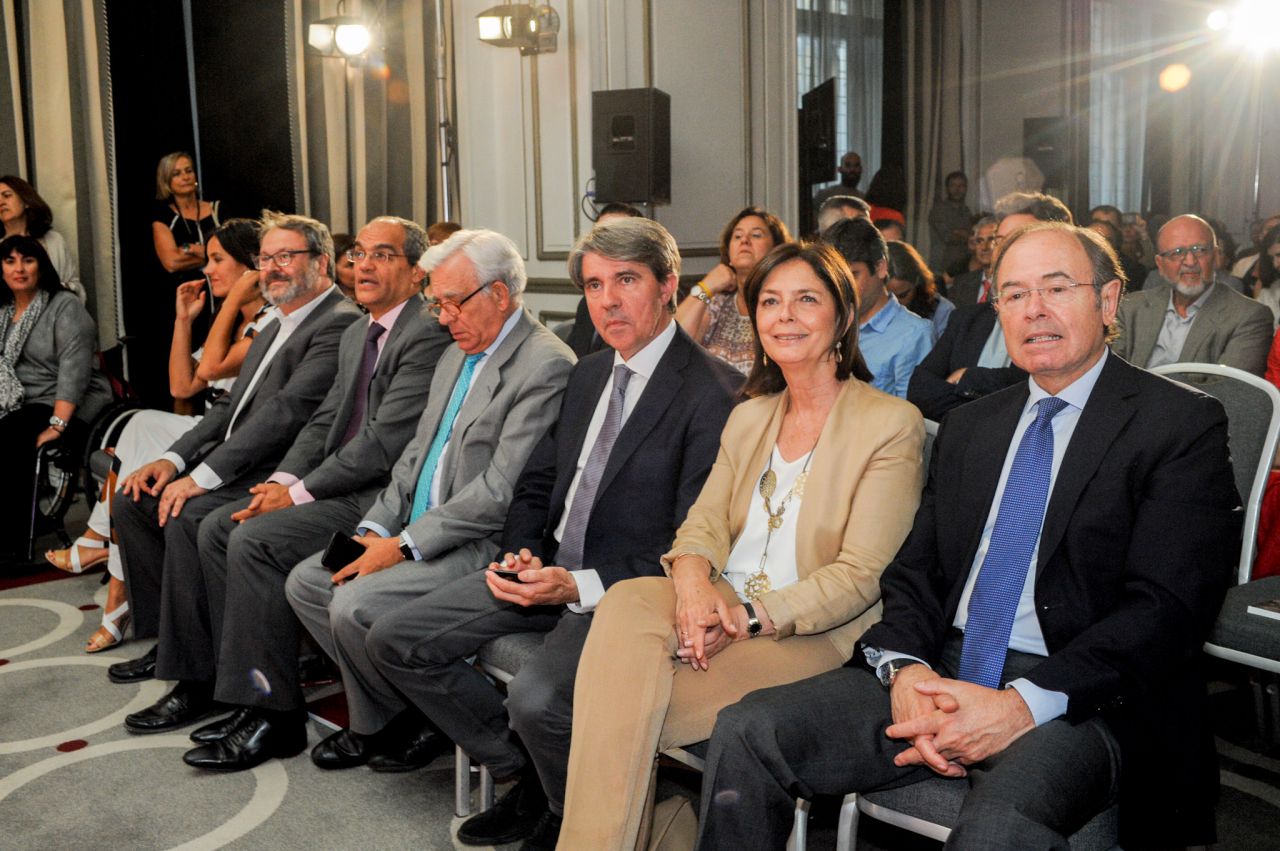 La representación institucional encabezada por Pío García-Escudero, presidente del Senado, y Paloma Adrados, presidenta de la Asamblea de Madrid.