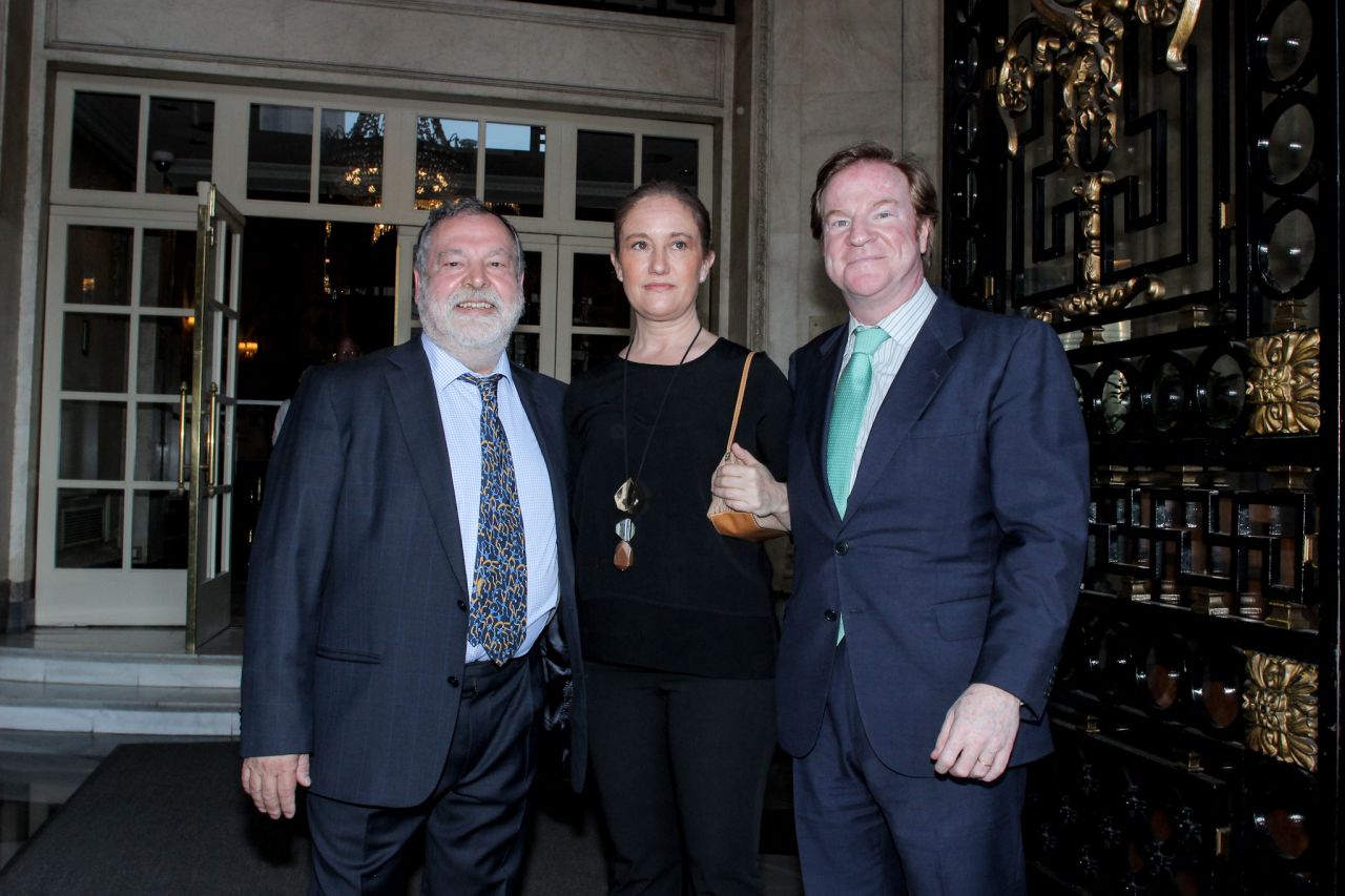Juan Pajares y su esposa, Almudena Fernández de Heredia posando junto a José Brías, director general de Madridiario.