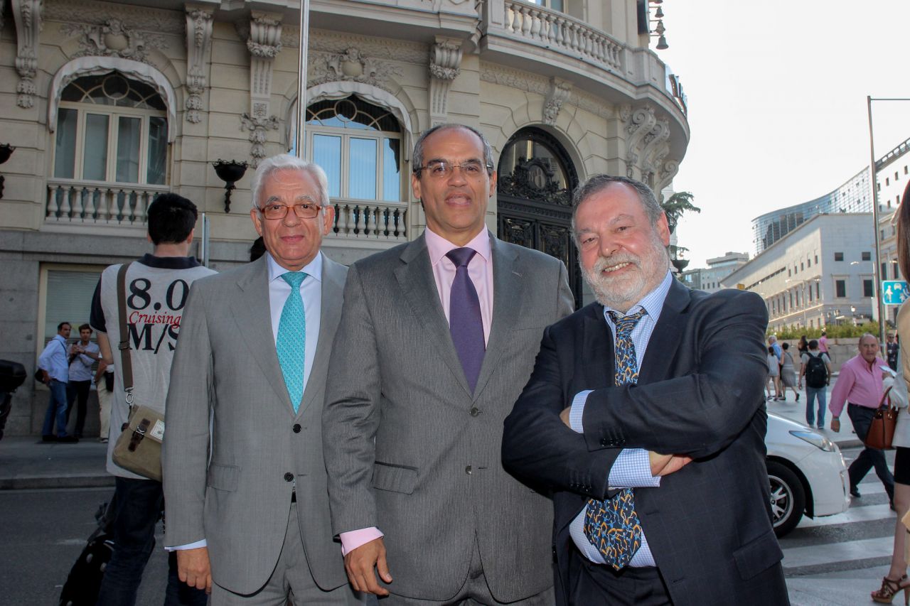 Sánchez Martos, consejero de Sanidad, junto a Rafael Van Grieken, consejero de Educación de la Comunidad de Madrid y José Brias, director general de Madridiario.