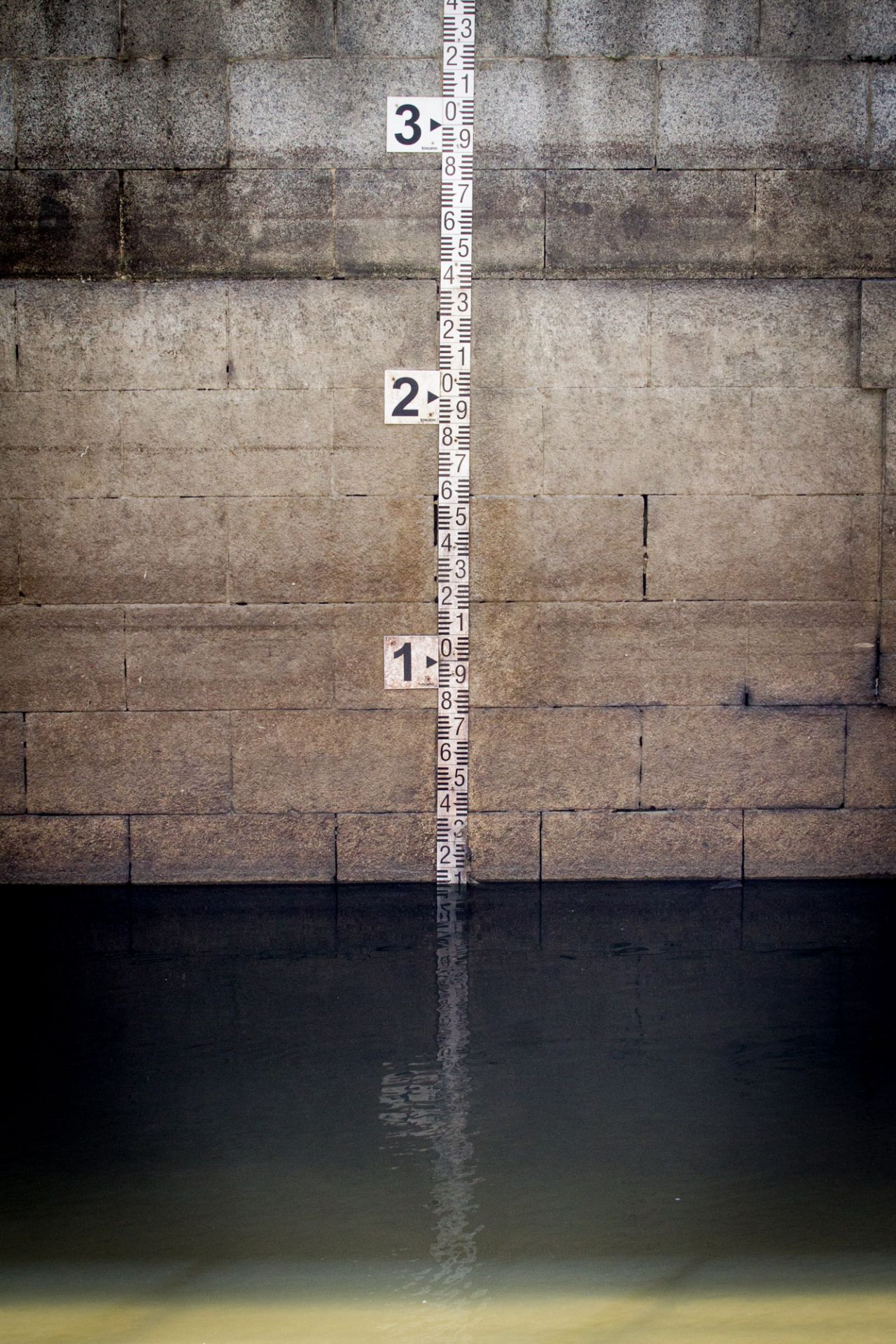 Nivel del agua del cauce del río.