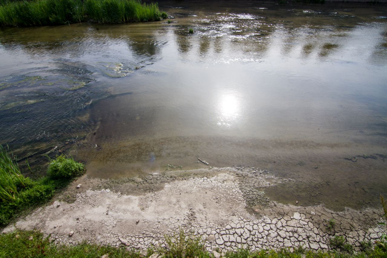 Lecho seco tras bajar el nivel del agua del río
