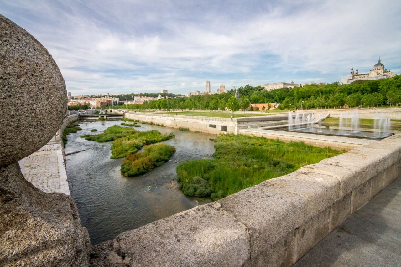 Vista del río desde el puente de Segovia.