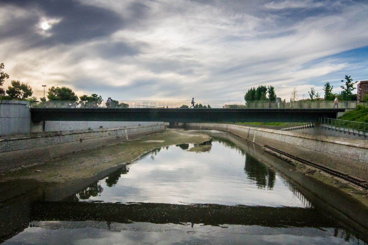 Vista al atardecer de una de las pasarelas que cruza el río a la altura de Pirámides.